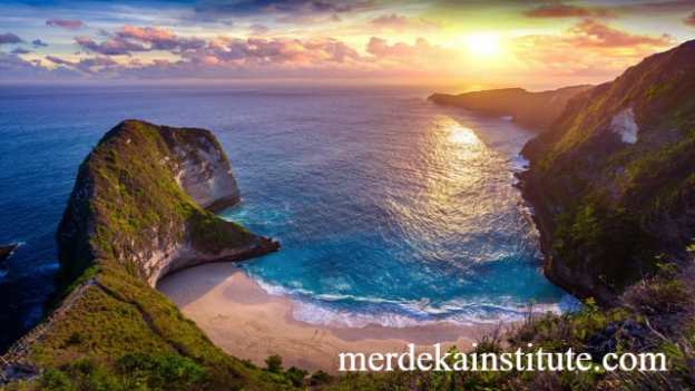 Menjelajahi Keindahan Kelingking Beach